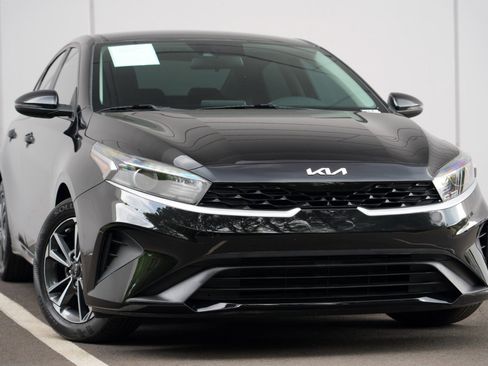 Used 2023 Kia Forte LXS w/ LXS Technology Package FWD image 2