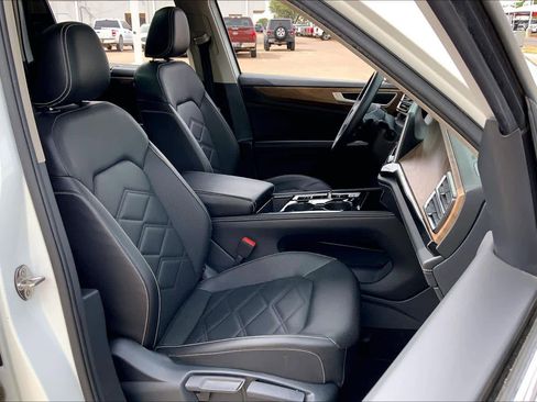 Used 2024 Volkswagen Atlas SE FWD image 9