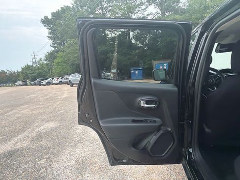 Used 2023 Jeep Renegade Latitude AWD/4WD image 29