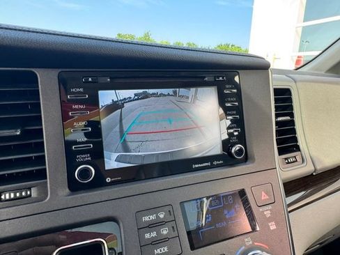 Used 2018 Toyota Sienna XLE Premium FWD image 17