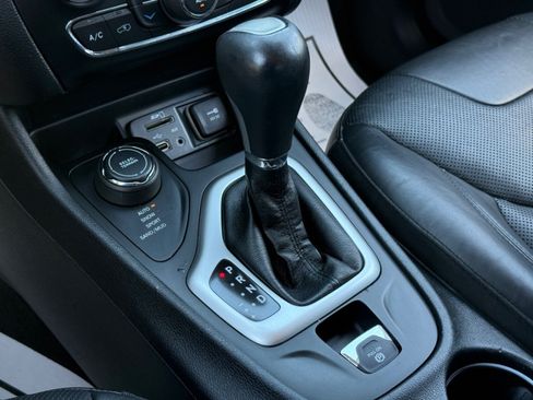Used 2018 Jeep Cherokee Overland AWD/4WD image 17