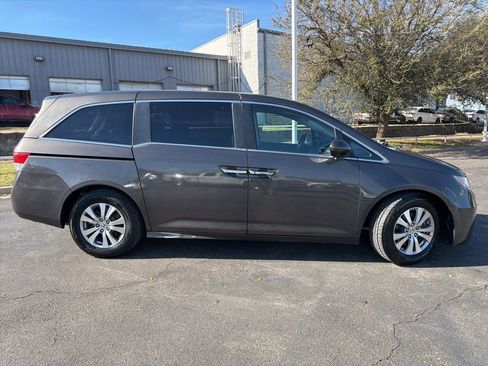 Used 2016 Honda Odyssey SE image 2