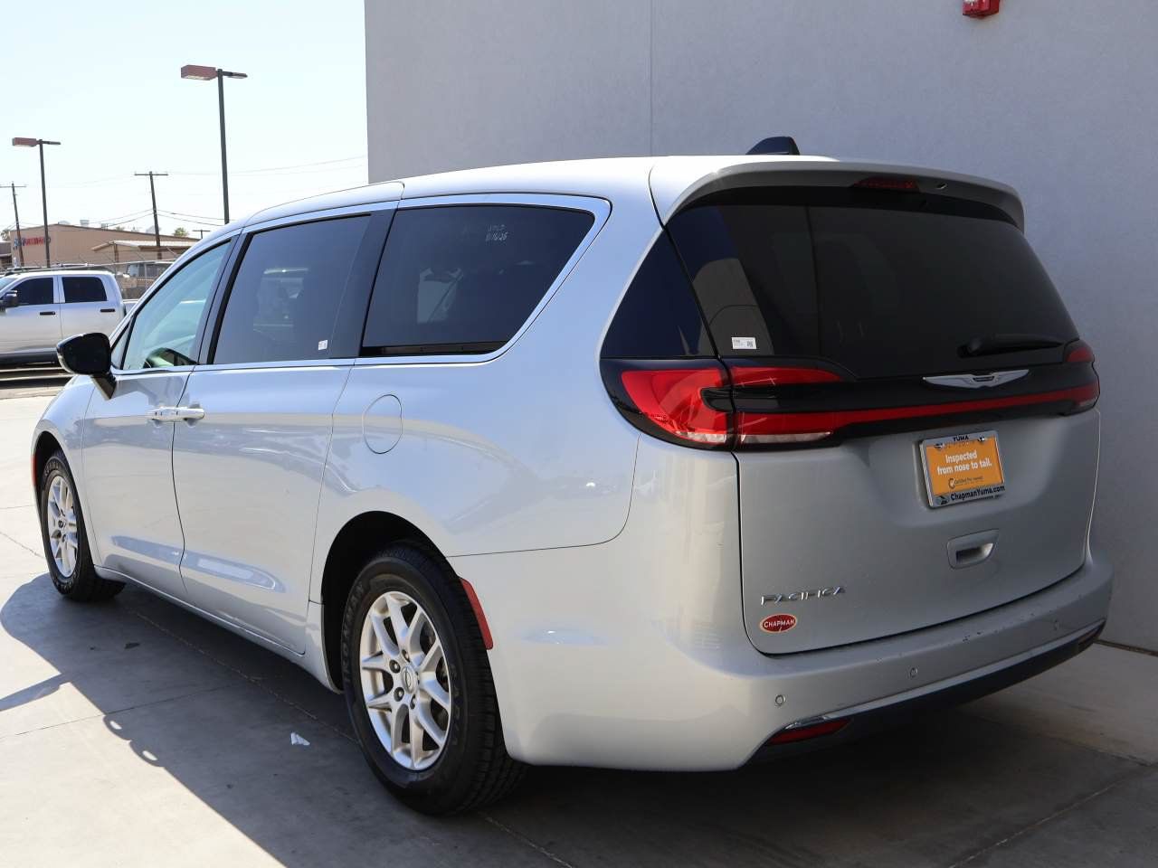 Used 2024 Chrysler Pacifica Touring-L FWD image 3