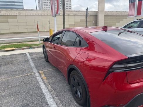 Used 2025 Toyota Prius Plug-In Hybrid image 3