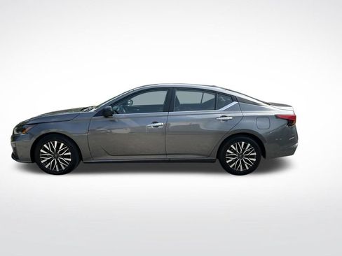 Used 2025 Nissan Altima 2.5 SV FWD image 2