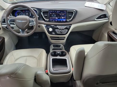 Used 2021 Chrysler Pacifica Touring-L FWD image 16
