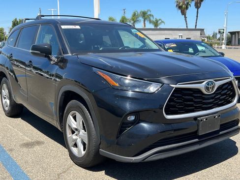 Used 2023 Toyota Highlander LE FWD image 3