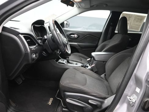 Used 2019 Jeep Cherokee Latitude w/ Popular Appearance Group FWD image 11