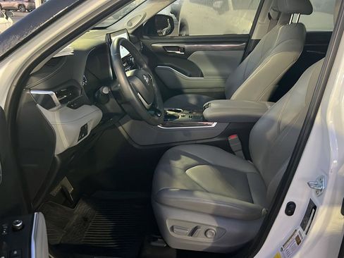 Used 2024 Toyota Highlander Limited image 10