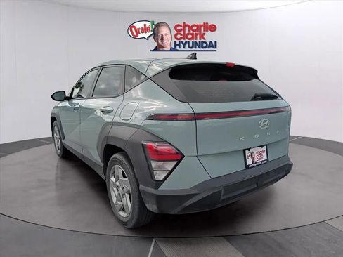 Used 2024 Hyundai Kona SE FWD image 2