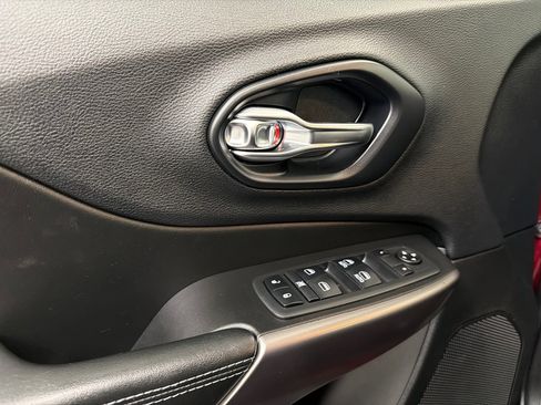 Used 2019 Jeep Cherokee Latitude Plus w/ Comfort/Convenience Group image 33