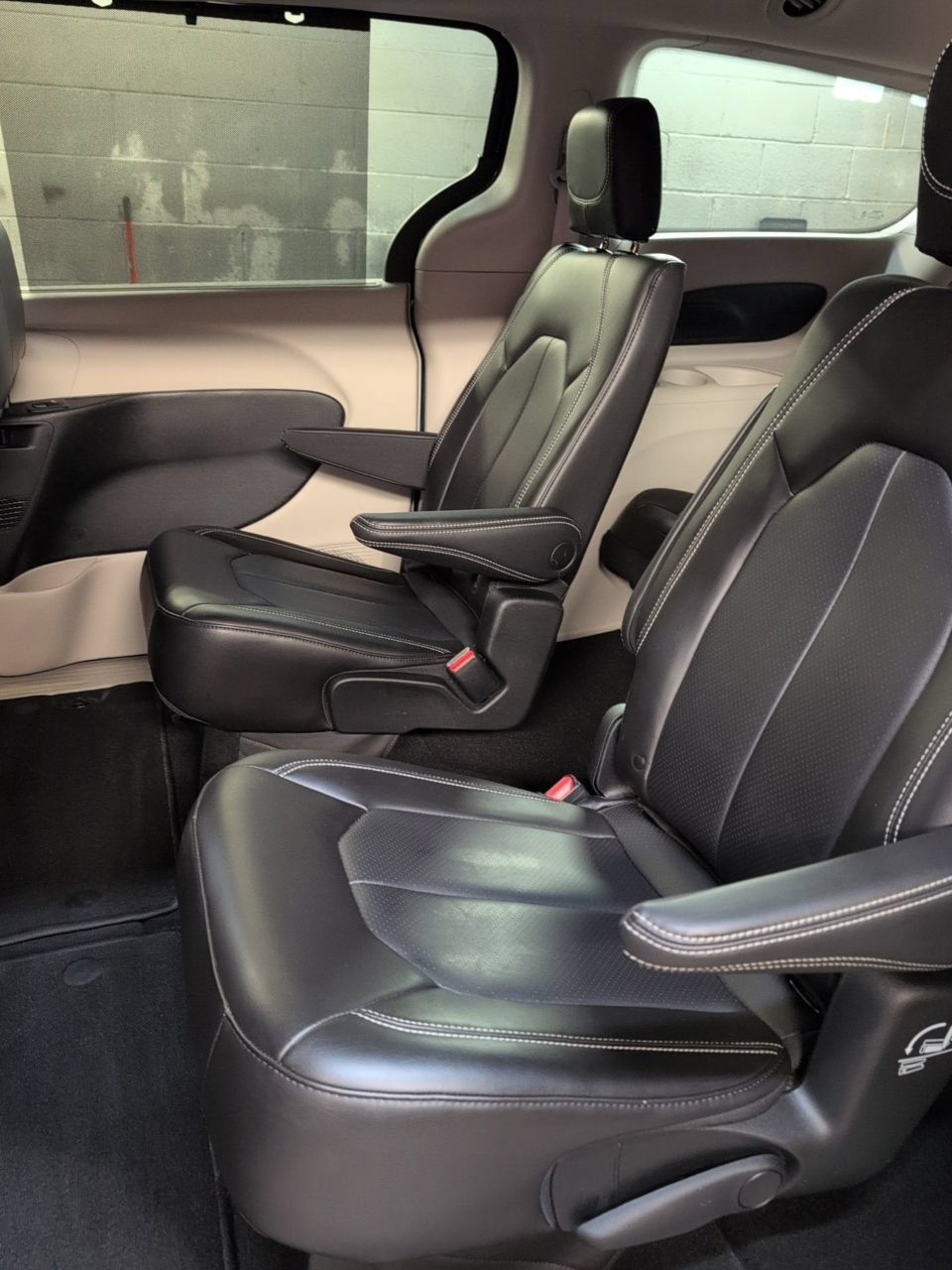 Used 2023 Chrysler Pacifica Touring-L FWD image 16