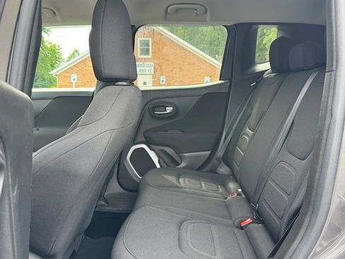 Used 2018 Jeep Renegade Latitude w/ Cold Weather Group AWD/4WD image 18