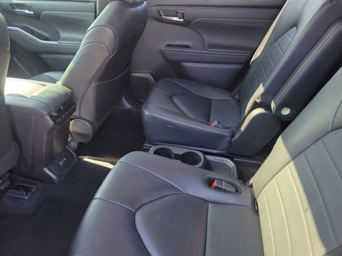 Used 2024 Toyota Highlander XLE AWD/4WD image 10