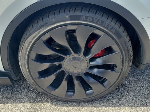 Used 2022 Tesla Model Y Performance AWD/4WD image 9