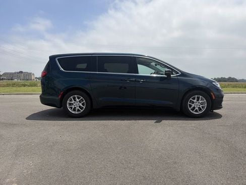 Used 2023 Chrysler Pacifica Touring-L FWD image 6