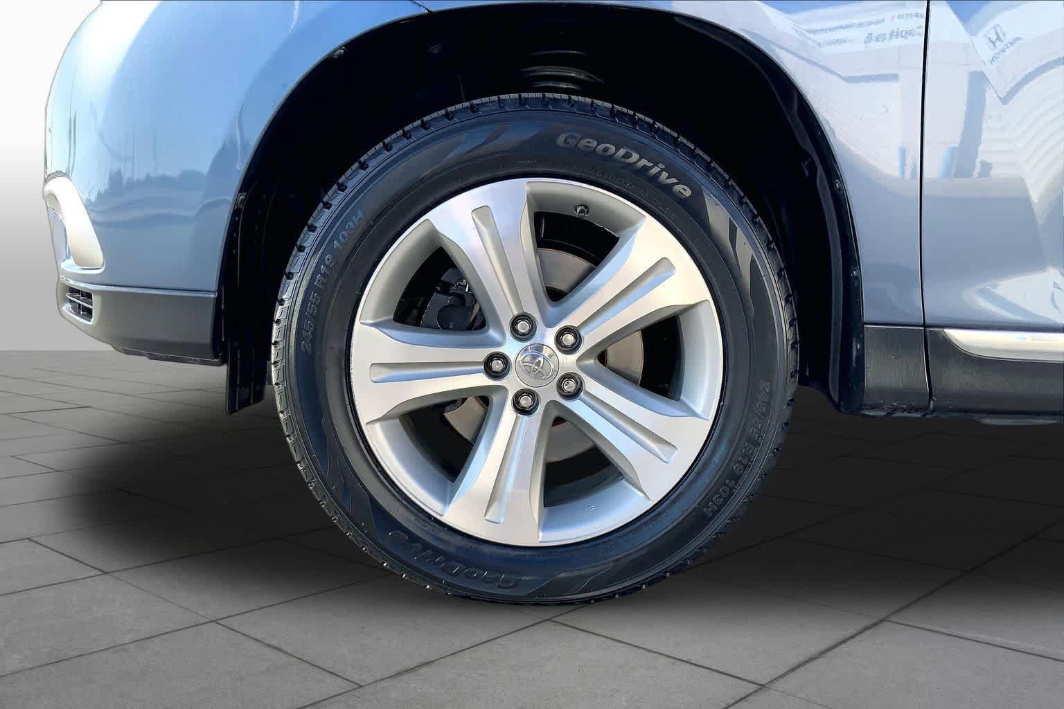 Used 2013 Toyota Highlander Limited AWD/4WD image 10