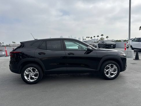 Used 2024 Chevrolet Trax LS w/ LS Convenience Package FWD image 4