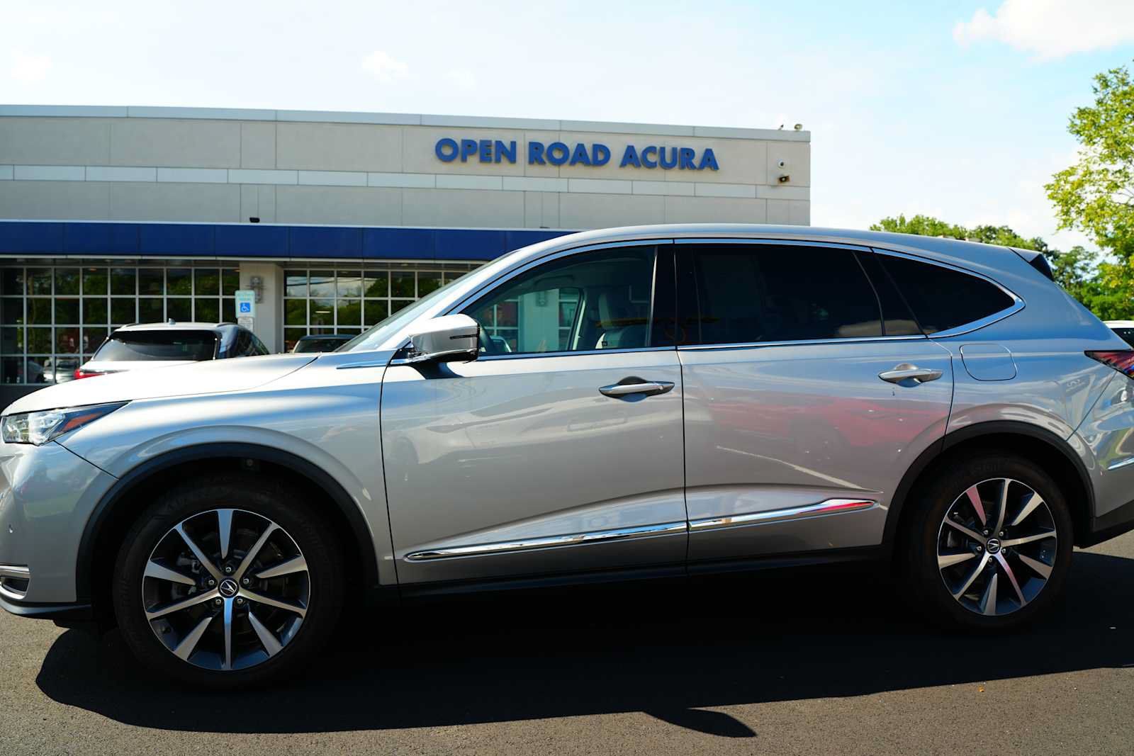 Certified 2025 Acura MDX w/ Technology Package AWD/4WD image 4