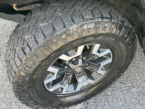 Used 2023 Toyota Tacoma TRD Off-Road w/ Technology Package AWD/4WD image 13