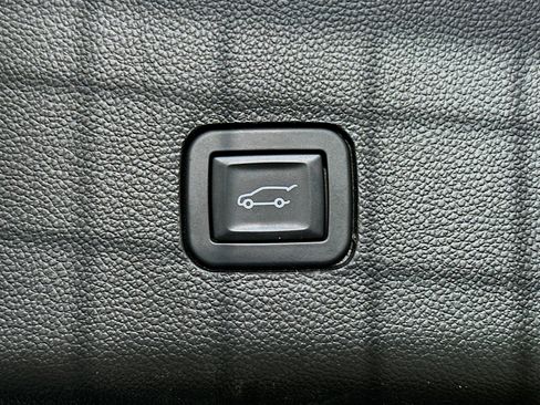 Used 2018 Chevrolet Traverse LT FWD image 31