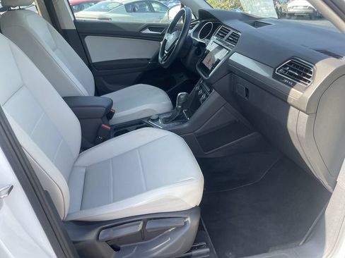 Used 2018 Volkswagen Tiguan SEL AWD/4WD image 34