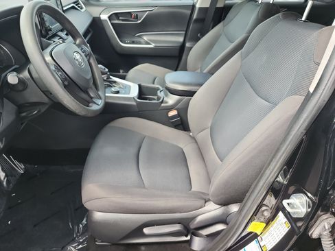 Used 2022 Toyota RAV4 LE AWD/4WD image 9