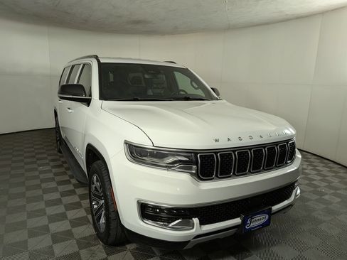 Certified 2023 Jeep Wagoneer L Series II AWD/4WD image 6