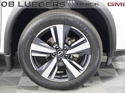 Used 2024 Nissan Rogue SL image 3