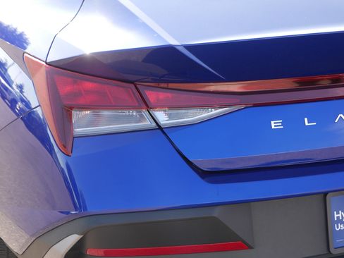 Certified 2025 Hyundai Elantra SE FWD image 17