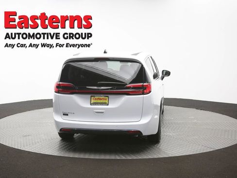 Used 2023 Chrysler Pacifica Touring-L FWD image 38