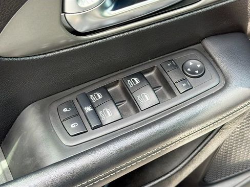 Used 2025 Chrysler Pacifica Select FWD image 18