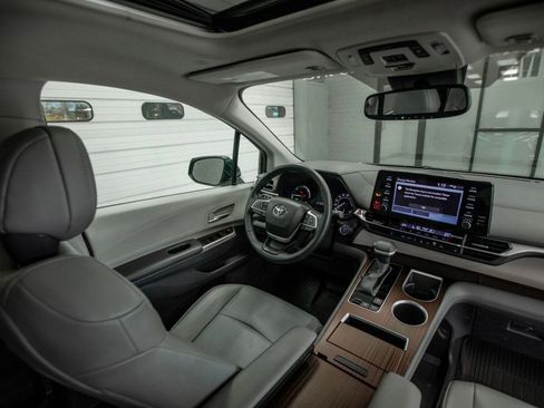 Used 2022 Toyota Sienna XLE image 15