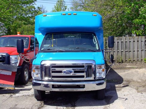Used 2015 Ford E-450 and Econoline 450 Super Duty w/ Shuttle Bus Prep Package RWD image 2