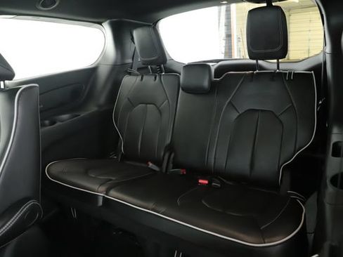 Used 2024 Chrysler Pacifica Premium FWD image 30
