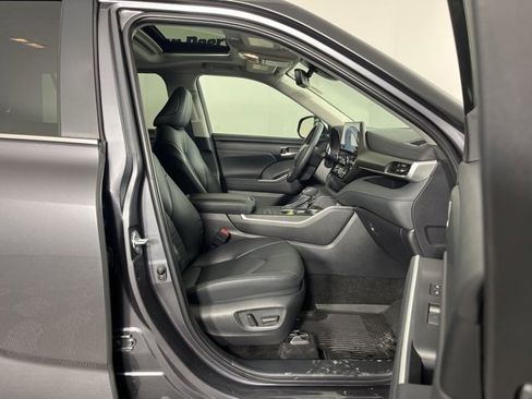 Used 2025 Toyota Highlander XLE image 31