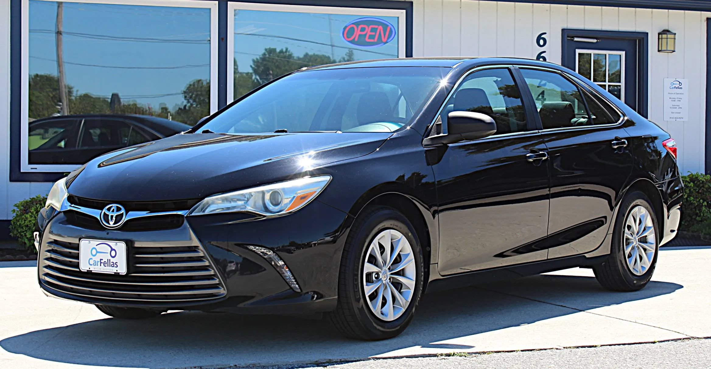Used 2016 Toyota Camry LE FWD image 1