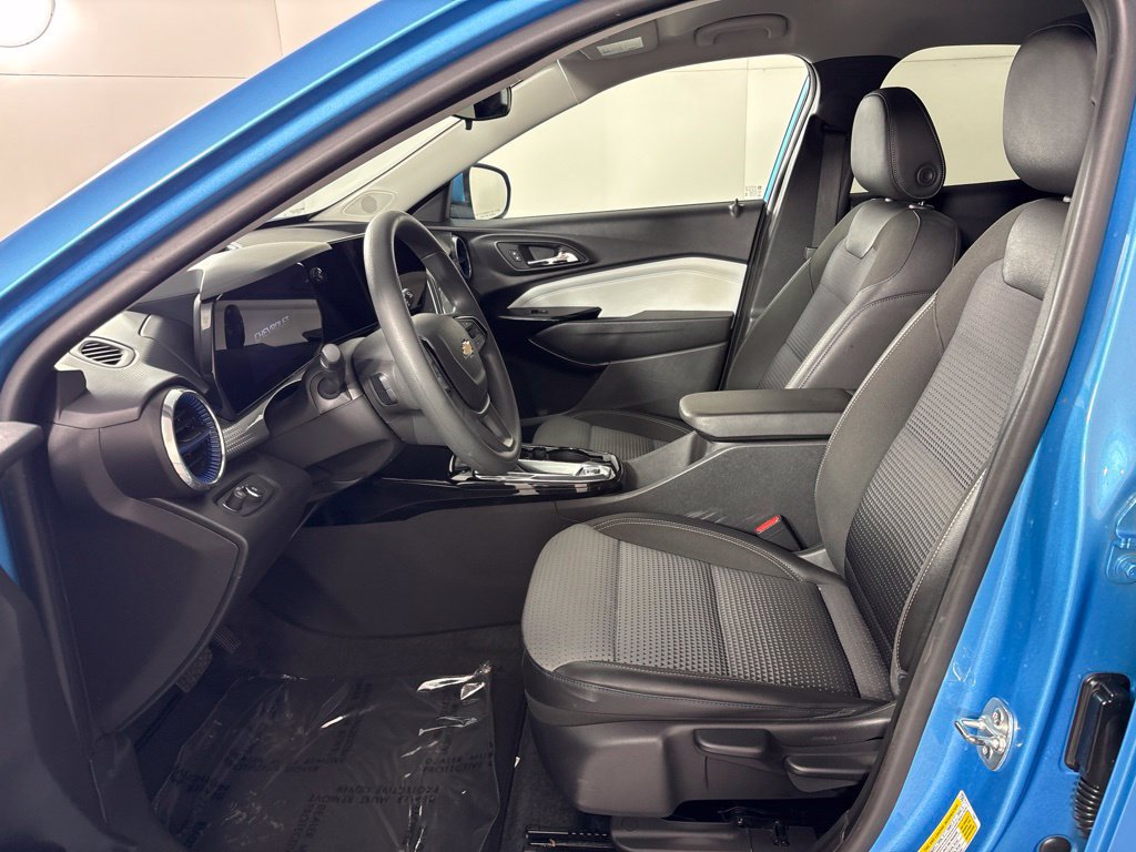 Used 2025 Chevrolet Trax LT FWD image 27
