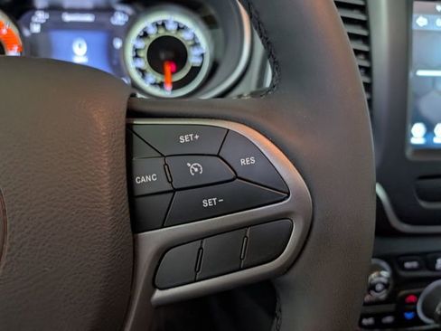 Used 2022 Jeep Cherokee Latitude Lux w/ Sun & Sound Group AWD/4WD image 18