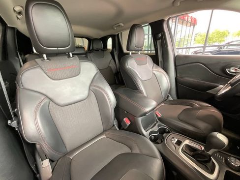 Used 2018 Jeep Cherokee Trailhawk AWD/4WD image 19