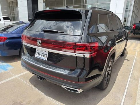 Used 2024 Volkswagen Atlas SE w/ Panoramic Sunroof Package FWD image 3