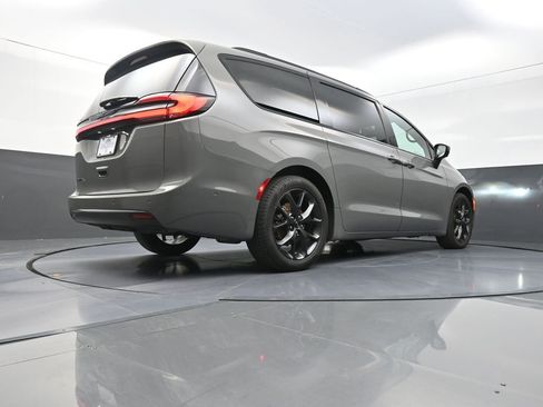 Used 2023 Chrysler Pacifica Touring-L w/ S Appearance Package FWD image 30