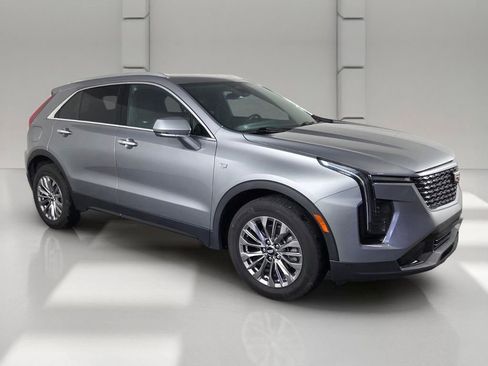 Used 2024 Cadillac XT4 Premium Luxury FWD image 2