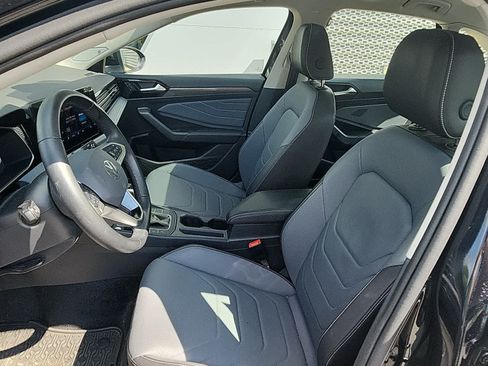 Used 2025 Volkswagen Jetta SEL FWD image 3