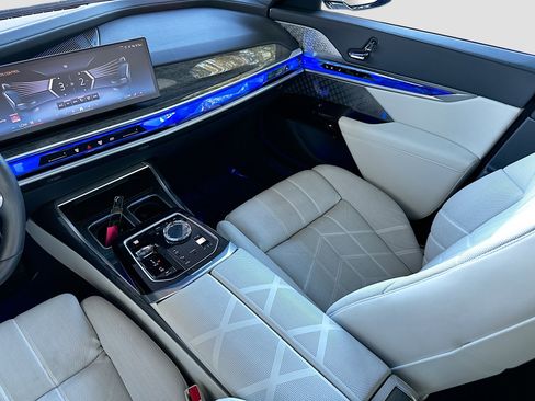 Certified 2025 BMW 760i xDrive image 25