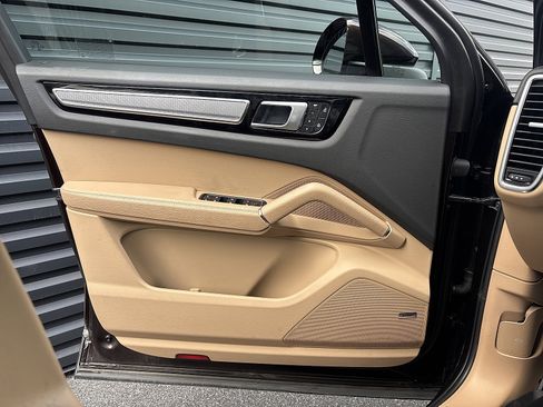 Certified 2022 Porsche Cayenne Platinum Edition image 23