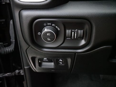 Used 2023 RAM 1500 Laramie AWD/4WD image 27