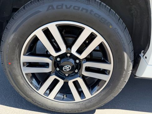 Used 2015 Toyota 4Runner Limited AWD/4WD image 28