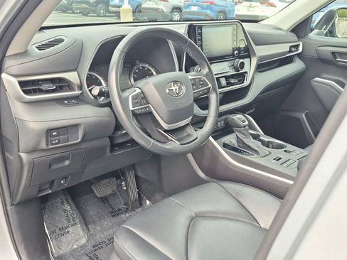 Used 2022 Toyota Highlander XLE AWD/4WD image 4