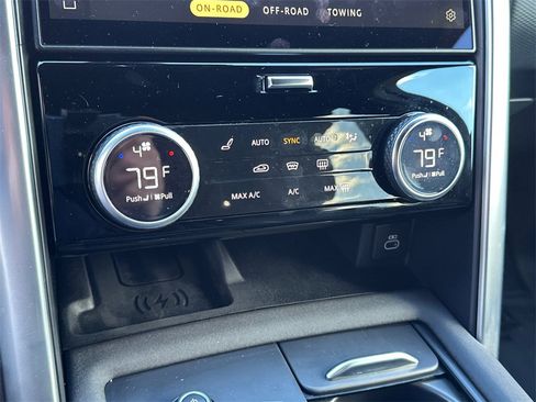 Used 2023 Land Rover Discovery Metropolitan Edition image 26